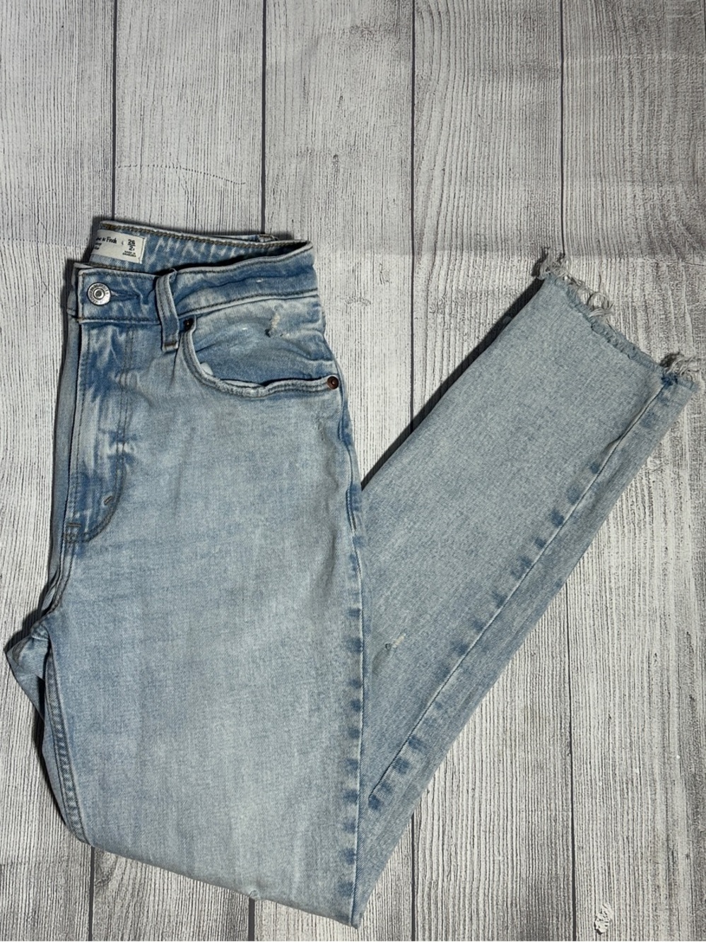 Abercrombie & Fitch 2 / 26 Skinny Hight Rise Light Wash Raw Hem Skinny Jeans